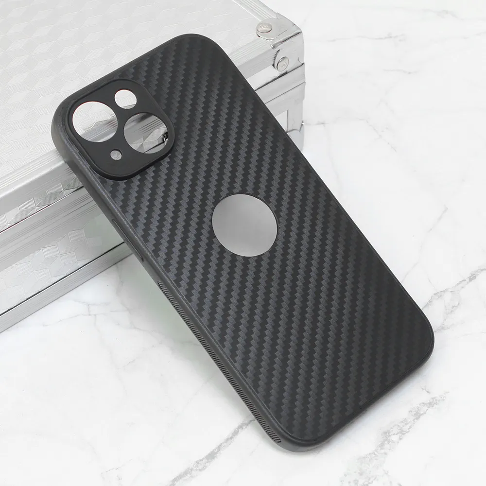 Maska Carbon fiber za iPhone 15 6.1 crna (sa otvorom za logo)