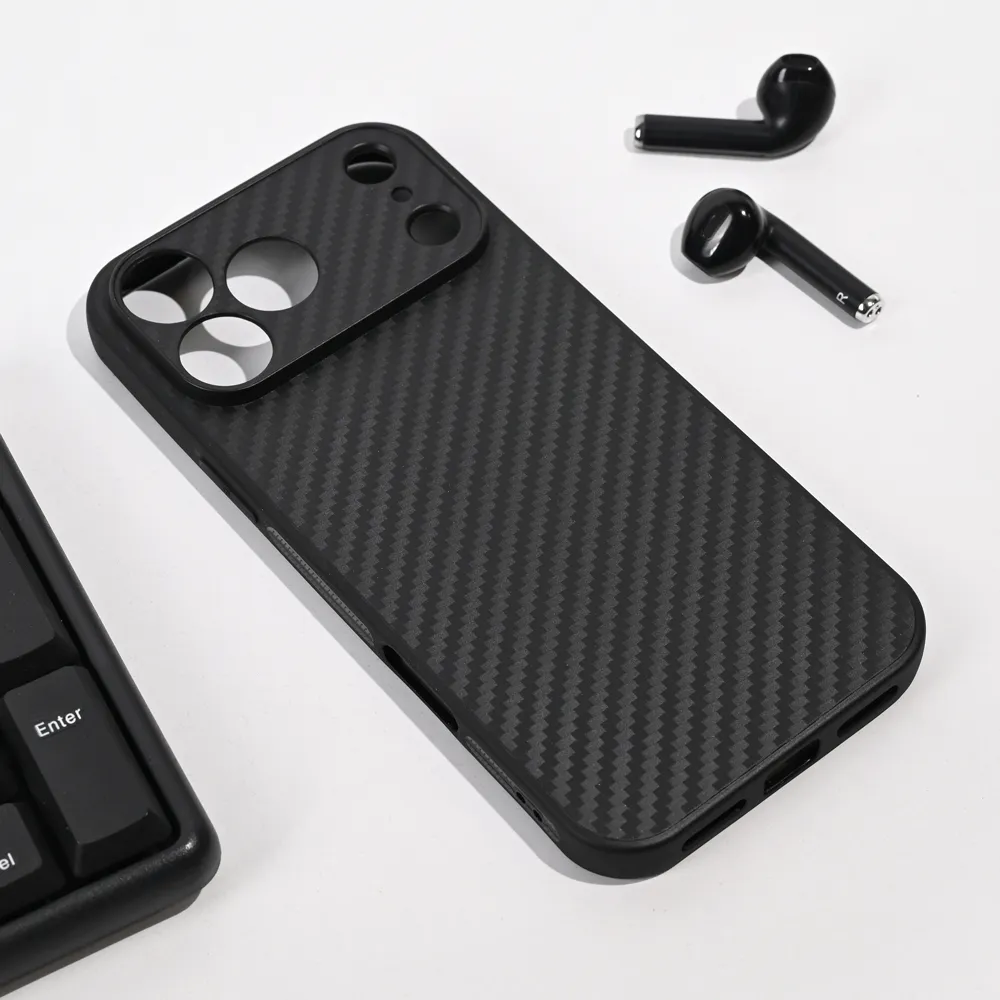 Maska Carbon fiber za iPhone 17 Pro Max 6.9 crna