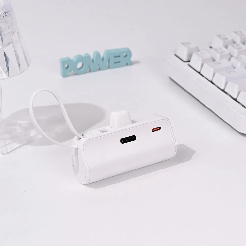 Power bank prenosiva baterija privezak 5000mAh 15W Type C bela