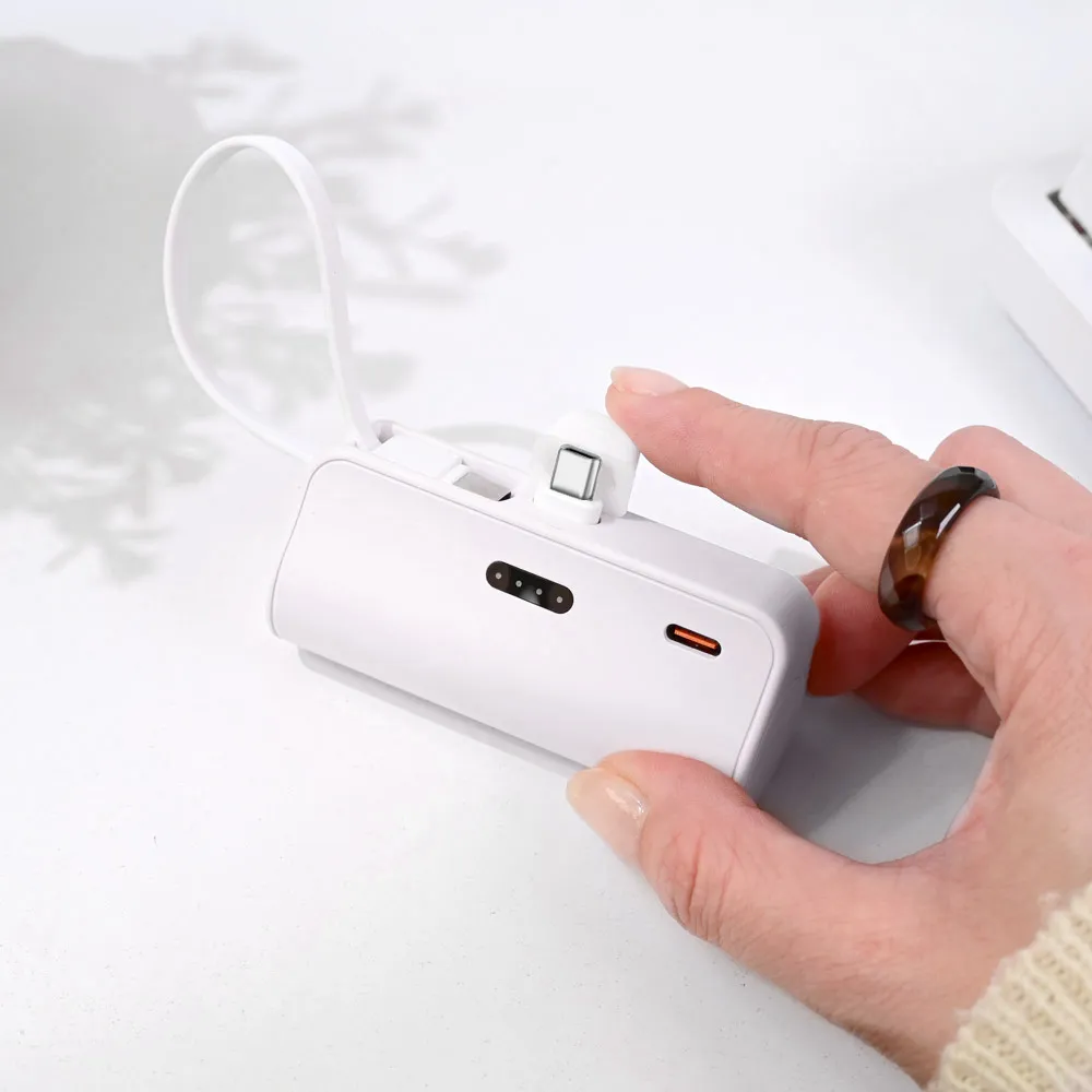 Power bank prenosiva baterija privezak 5000mAh 15W Type C bela
