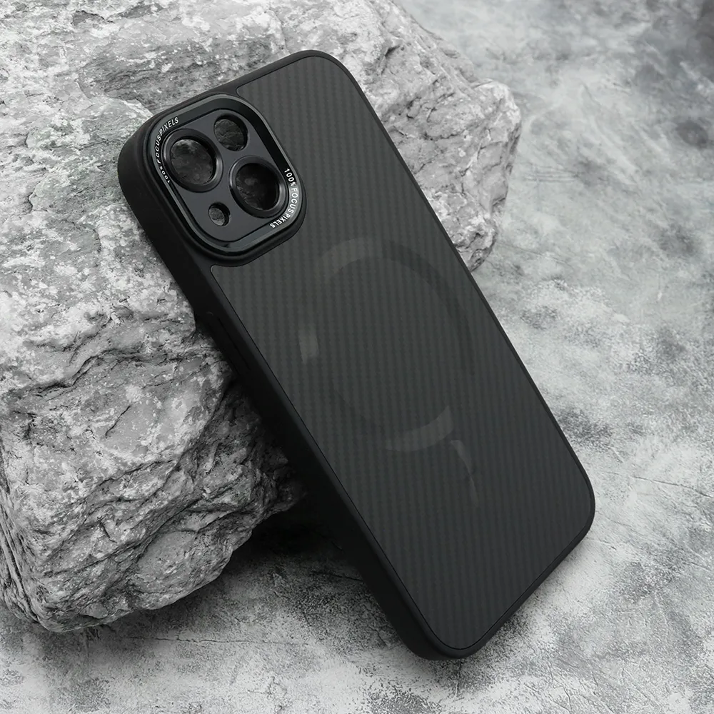 Futrola CARBON MagSafe za iPhone 13 (6.1) crna (small camera)