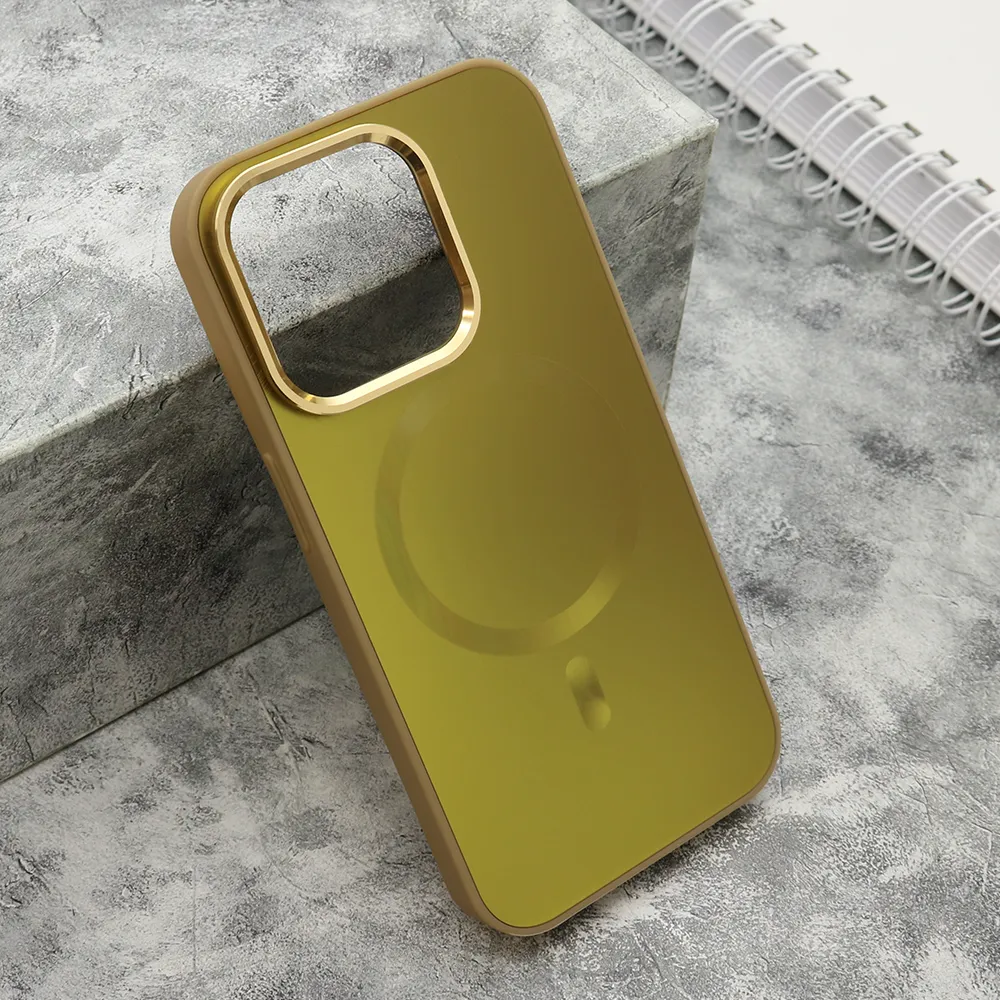 Futrola COLOR METAL MagSafe za iPhone 15 Pro (6.1) zlatna