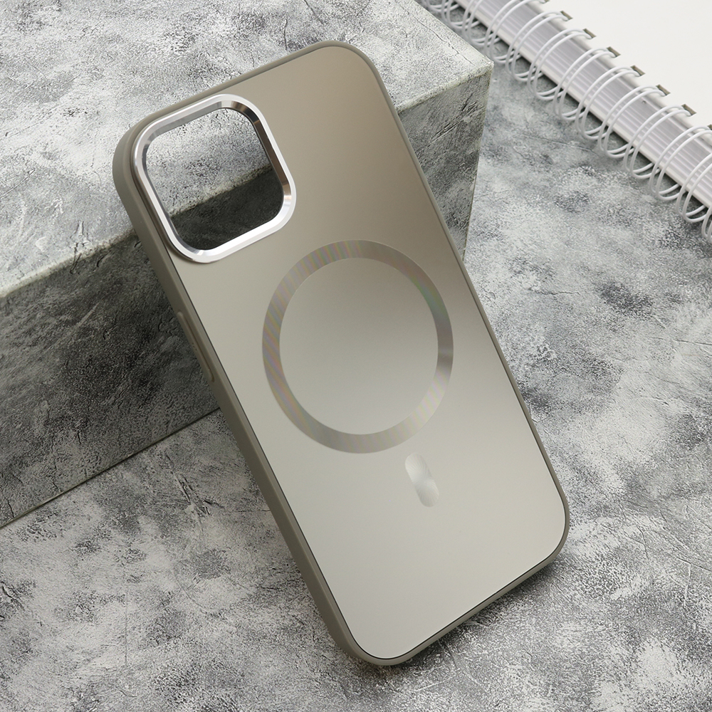 Futrola COLOR METAL MagSafe za iPhone 15 (6.1) srebrna